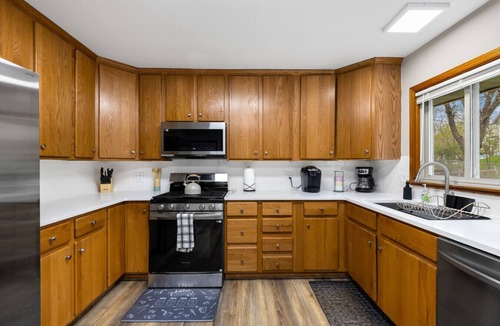 Streamwood House | Displaced Housing | 5BR | Pet Friendly