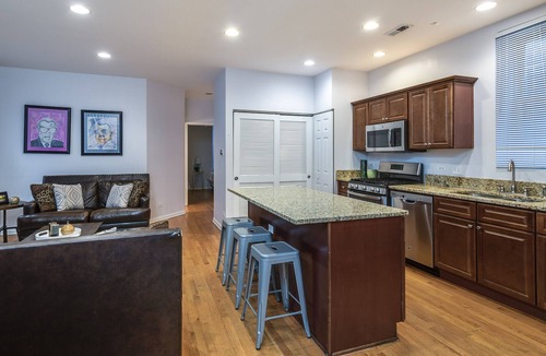 Wrightwood Neighbors House | Diversey #1 - Lincoln Park Living: 5 Queen Beds / 2 FULL Bathroom