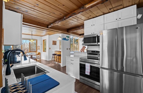 Hamburg Township House | Dockside Daydream, 25 mins to Michigan Wolverines