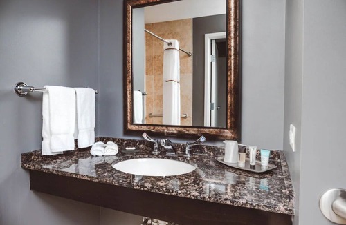 Zion Hotel | Dog-friendly Stay l Evening Fires & Morning Comfort w/Books, Gardens & Buffet