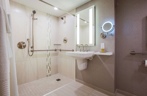 Alsip Hotel | DoubleTree by Hilton Chicago - Alsip