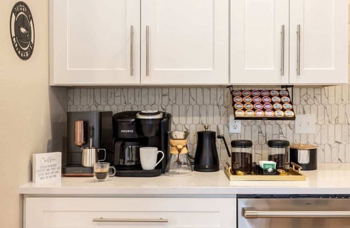 Brewers Hill House | Downtown-2 King Beds-hot tub-Double Shower-Parking