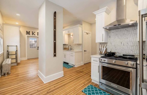 Brewers Hill House | Downtown-2 King Beds-hot tub-Double Shower-Parking