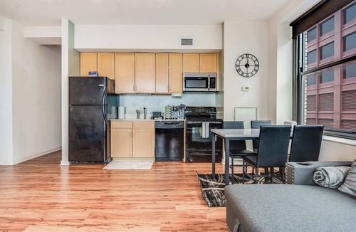 The Loop Apartment | Downtown Chicago Stay with Free In & Out Parking 3
