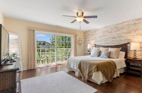 New Buffalo Condo | Downtown Condo with w/2 pools & Gym - Beach, Shops & Restaurants | Lake Time