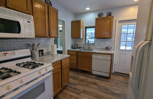 Midland House | Downtown Cozy Cottage walk to Dow Diamond, Dow Gardens, Downtown Midland!