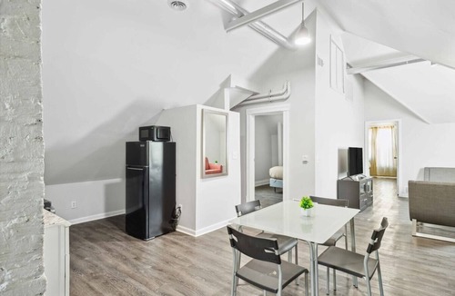 Mexicantown - Southwest Detroit House | Downtown Detroit 2BR | King, WiFi, Parking