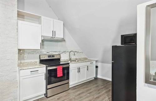 Mexicantown - Southwest Detroit House | Downtown Detroit 2BR | King, WiFi, Parking