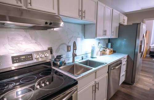 Downtown Lafayette Historic District Condo | Downtown Lafayette Queen Suite