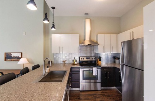 East Town Apartment | Downtown Luxe 2BR Loft Apt | Prime Location | Sleeps 10
