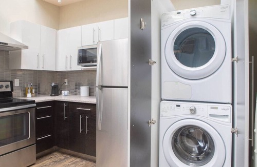 East Town Apartment | Downtown Luxe 2BR Loft Apt | Prime Location | Sleeps 10