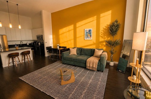 Westown Hotel | Downtown Milwaukee 3BR Balcony,5 min Public Market
