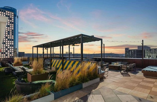 Downtown Cincinnati Apartment | Downtown Resort Style Apt, Pool, Lounge