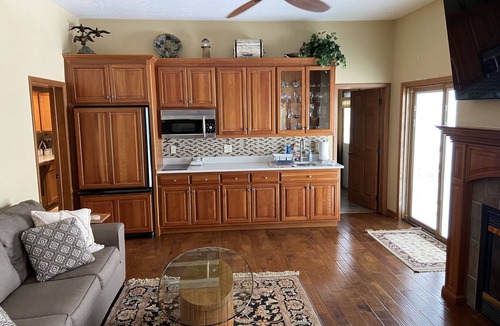 Baileys Harbor Apartment | E&K Harbor Inn 1 bedroom Suite on lake Michigan in downtown Baileys Harbor