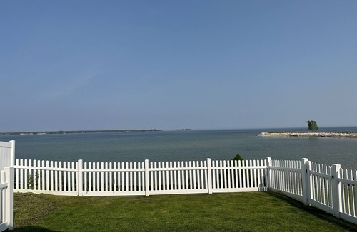 Baileys Harbor Apartment | E&K Harbor Inn 1 bedroom Suite on lake Michigan in downtown Baileys Harbor