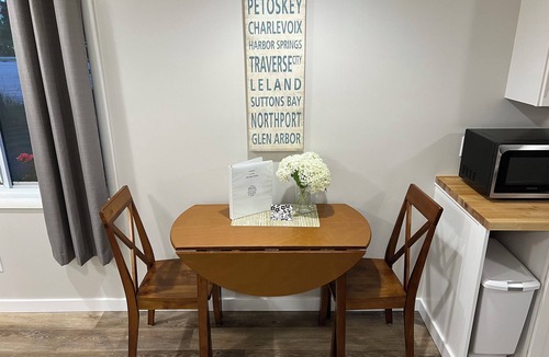 Acme Cottage | East Bay Getaway Cottage - Minutes away from Downtown Traverse City & Horse Show