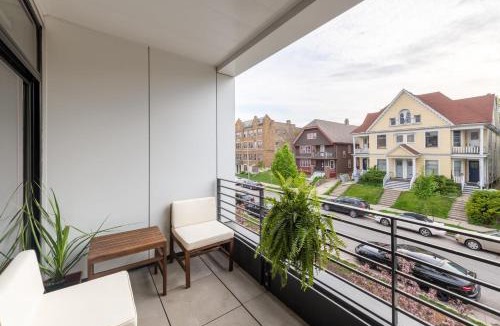 Lower East Side Apartment | East Side Luxury 1BR Apt - Near Brady St with Balcony and Lounge - Sleeps 4