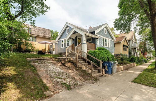 Milwaukee House | East Side Spa Retreat Near Lake, Restaurants and Fun