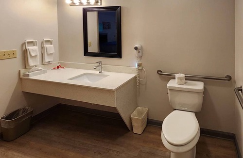 Manistique Hotel | Econo Lodge Lakeshore