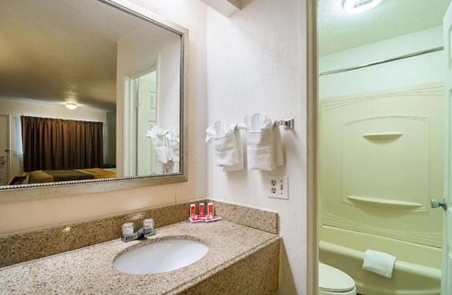 South Holland Cabin | Econo Lodge South Holland - Chicago Southland
