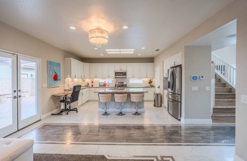 Ontario House | Elegant 5BR Gem @Ontario w/Grill | Near Airport