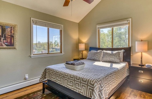 Miller Beach House | Elyon Hall CoachHouse, Indiana Dunes Nat’l Park, 10 min hike to Beach