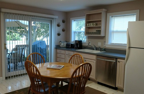 Petoskey House | "Endless Sunsets on the Bay" Clean, cozy, walk to water, next to Bike Trail.