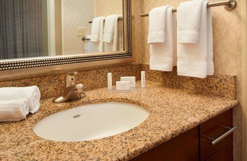 Warren Hotel | Enjoy a Hassle-Free Stay! Close to Freedom Hill Amphitheatre, Free Breakfast!