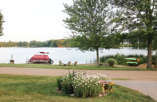 Scottville House | Enjoy a pleasant 3-bedroom Lake House in Scottville besides St Mary's Lake.