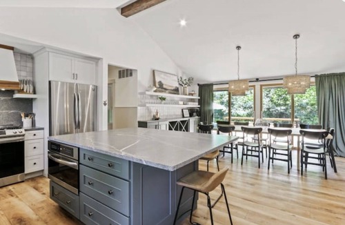 Country Club Estates House | Enjoy everything Lake Geneva has to offer in gorgeously remodeled Fontana home!