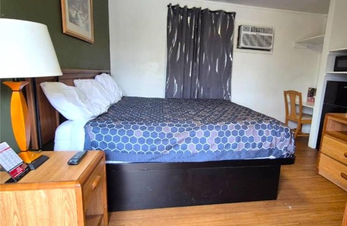 Cadillac Hotel | Enjoy & Unwind in a Budget Room Near Veterans Memorial Stadium | Free Parking