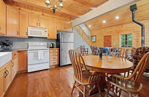Loretto Cabin | Enjoyable 4-bedroom cabin with AC in Niagara, on a private 56 acre lake