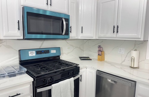 Park Forest House | Entire Cozy Home+Fast Wi-Fi/Free Parking. Prime Location + Free Washer/Dryer