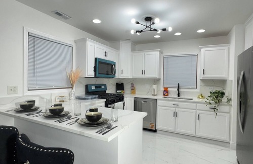 Park Forest House | Entire Cozy Home+Fast Wi-Fi/Free Parking. Prime Location + Free Washer/Dryer