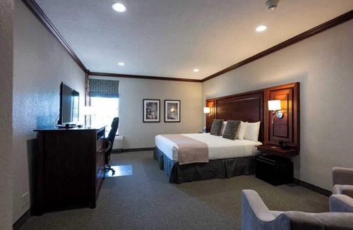 Hillsdale Hotel | Executive King Handicap Room with Modern Amenities & Breakfast