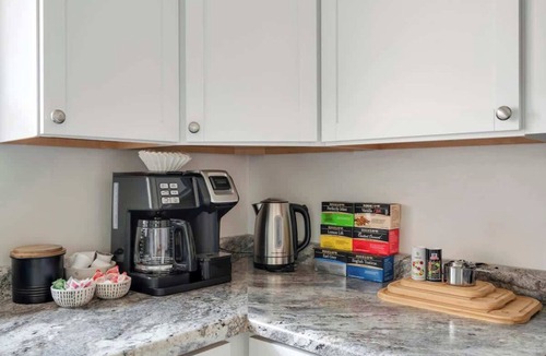 Westmont Apartment | Executive Retreat - 2 Parking Spaces, Sleeps 4!