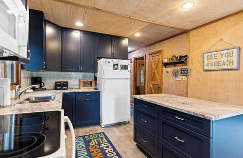 Pentwater House | Experience the charm of Silver Lake at Parrothead Retreat