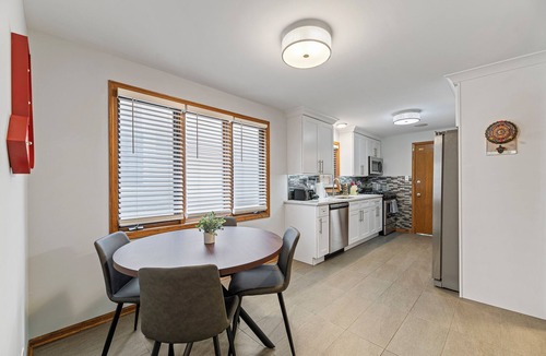 North Center Condo | Fabulous 3 Bedroom in the Heart of North Center