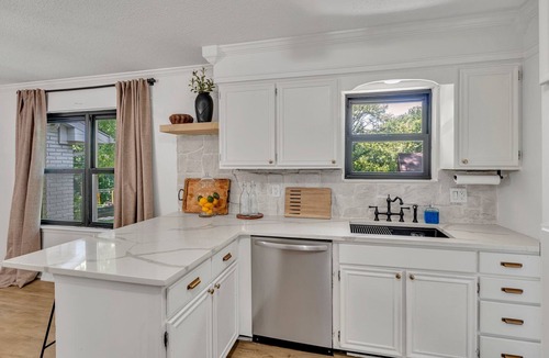 Inglefield House | Fall Bliss: Charming 3BR Home with Sauna & Hot Tub