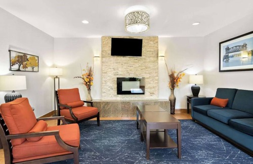 Joliet Hotel | Family-Friendly Joliet Stay with Pool, Breakfast & Easy Access to Route 66