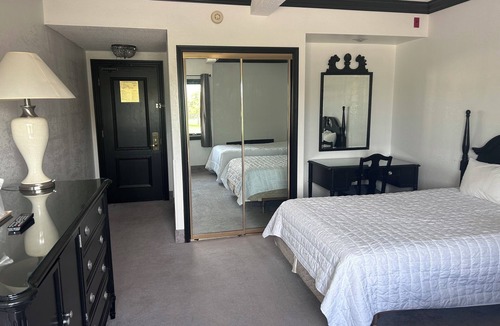 Bay City Hotel | Family-Friendly Resort – Steps to Golf, Lake, Pool & Conference Center - 4 Units