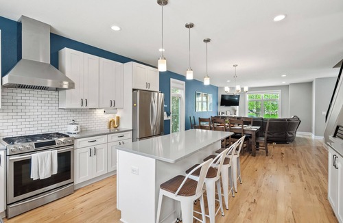 Port Washington House | Family Fun! 17,000 Game Arcade, Sleeps 12, Walk to the Lake