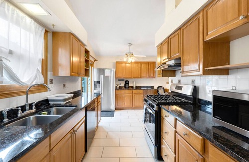 Streamwood House | Family Haven in Streamwood | Ideal for Stay Long