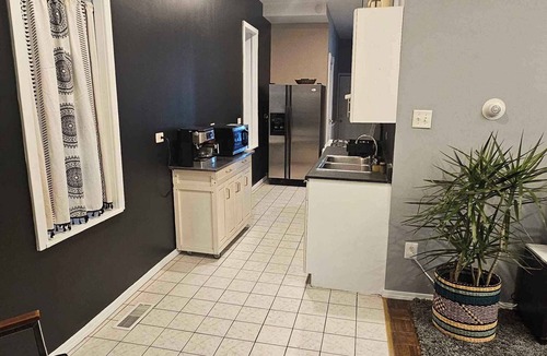 Lower West Side Apartment | Family style pet friendly Pilsen apartment with park/playground access