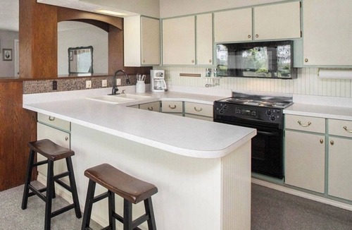 Baroda House | Farm Escape-Pool, Fire Pit, Hot Tub, Starlink, Dog Friendly 1.5 hrs from Chicago