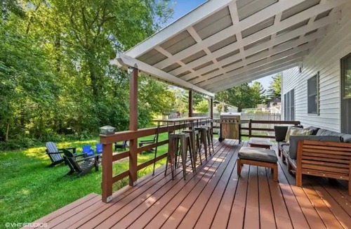 Three Oaks House | Featherbone Farmhouse- Comfy Gem 1 Block to Town. Perfect for families & groups!