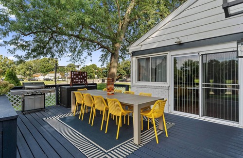 South Bend House | Finnish Sauna | Jumbotron Bar | Gym | Near ND