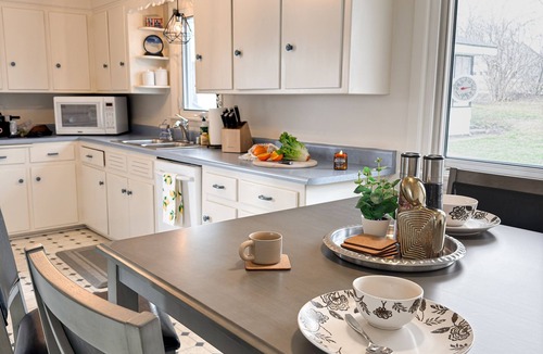 Richfield House | Flexible Pioneer Guesthouse Rental min from Highway-Pet Friendly