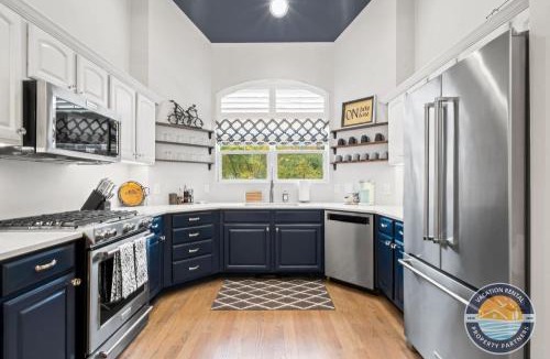 Fontana-on-Geneva Lake House | Fontana Retreat Walk to Lake Pool Golf King Suites