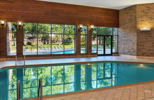 Brown Deer Hotel | Four Points by Sheraton Milwaukee North Shore